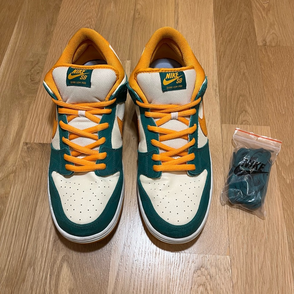 NIKE SB DUNK LOW LEGION PINE KUMQUAT SNEAKERS